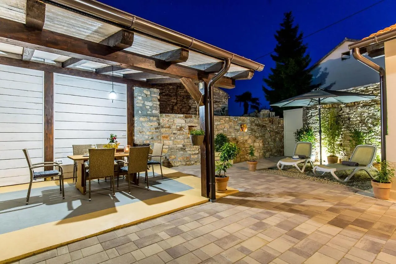 Casa Mario-Charming Stone House With Jacuzzi Villa Svetvinčenat 0*,  Kroatien